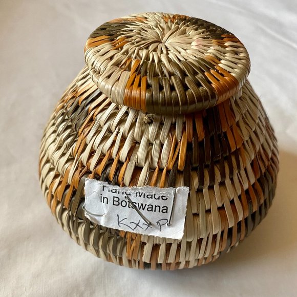 Small African basket with lid - Picture 1 of 2